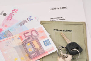 Führerschein mit Dokument und Geld